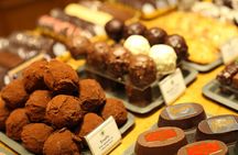 Chocolate, pastries and macaron tasting tour in Paris