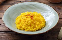 Market tour, lunch or dinner and show cooking at a Cesarina's home in Milan