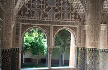 Alhambra and Generalife skip-the-line tickets and guided tour with Nasrid Palaces for small groups