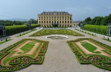 Schönbrunn Palace guided tour with a friendly historian