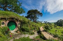 Rotorua to Auckland via Hobbiton movie set with lunch