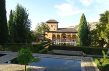 Alhambra and Generalife skip-the-line tickets and guided tour with Nasrid Palaces for small groups
