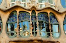 Night tapas walking tour in Barcelona Modernist Area with dinner