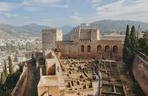 Alhambra guided group tour with Nasrid Palaces and Generalife Palace