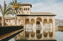 Alhambra guided group tour with Nasrid Palaces and Generalife Palace