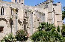 Self guided tour with interactive city game of Avignon