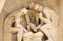 Guided tour of Sagrada Familia with entrance to the towers