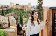 Granada walking tour with Alhambra Palace and Generalife Gardens from Málaga