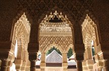 Granada walking tour with Alhambra Palace and Generalife Gardens from Málaga