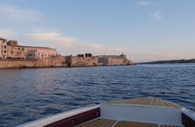 Siracusa 1-hour boat tour around Ortigia and sea caves adventure