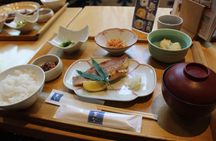 3-hour guided food tour to discover the best flavours of Japan
