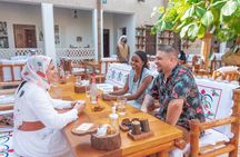 Guided walking tour of Dubai with local snacks