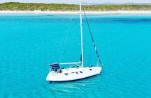 Private boat tour around Palma with soft drinks and snacks