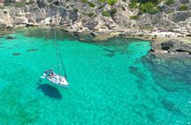 Private boat tour around Palma with soft drinks and snacks
