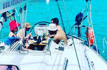 Private boat tour around Palma with soft drinks and snacks