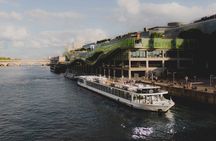 Gourmet dinner cruise with live music and dance floor in Paris