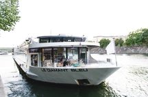 Live music Seine cruise with champagne and gourmet dinner