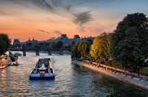 Sightseeing cruise on the Seine