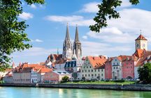 River Cruises Collection: Beer and sausage tasting in Regensburg