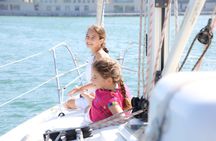 Sailing experience in Barcelona with food and drinks tasting