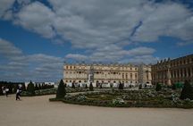 Small-Group Paris to Versailles Day Trip with Garden Stroll