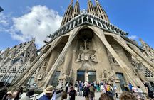 Sagrada Familia and Pedrera small-group tour with glass of cava