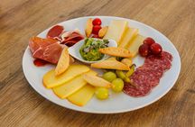 Private bodega tour with wine tasting and tapas in Algaida