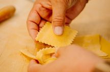 Pasta-making class, tasting and prosecco with local chef in Rome