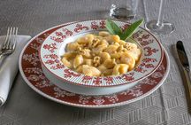 Market tour and dining experience at a Cesarina's home at Como