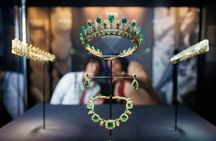 Kensington Palace Tour with Guard Change and Afternoon Tea