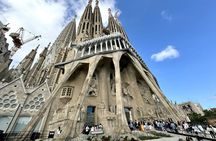 In-Depth Tour of Gaudí's Sagrada Família in a Small Group