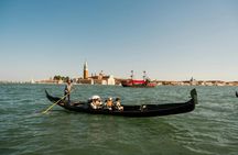 Short guided walking tour of Venice and shared gondola ride