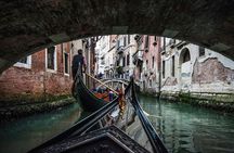 Short guided walking tour of Venice and shared gondola ride