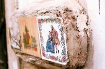 Alfama photo walk experience with a local photographer in Lisbon
