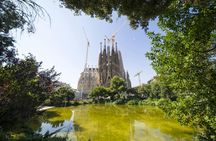 Skip-the-line Tickets and Guided Tour of Sagrada Familia and Park Güell with Transfer