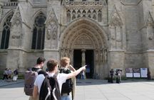 Outdoor treasure hunt with virtual guide in Bordeaux