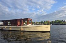 1.5-hour private guided boat tour with welcome drink