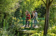 Guided Tour of Versailles Palace and Giverny with Transportation and Lunch