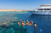 Private boat trip in Sharm El Sheikh with seafood lunch and drinks