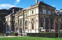 A local guide takes you in a guided tour of Grenoble