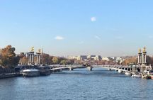 Guided tour of iconic Paris landmarks and hidden gems