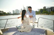 Private boat tour for 2 people in Frankfurt with skyline view