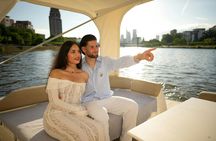 Private boat tour for 2 people in Frankfurt with skyline view