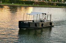 Private boat tour for up to 18 people in Frankfurt with skyline view