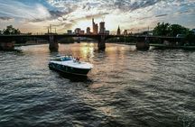 Private yacht tour for up to 12 people in Frankfurt with skyline view