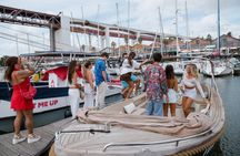 Pastel de nata, bar and dolphins on a cruise in Lisbon