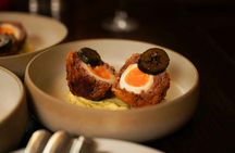 Old town food and drinks guided tour in Edinburgh