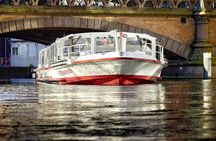 Sightseeing cruise along Hamburg’s waterways