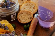 Snacking experience in lavender fields in Aix-en-Provence