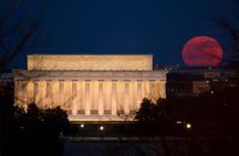 Washington DC night memorials walking tour with skyline view